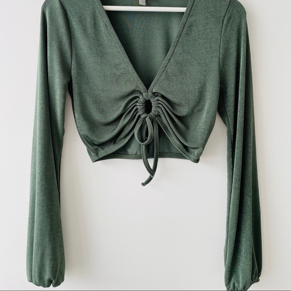 Crop top with long sleeves in shiny green US 2 - Picture 1 of 5